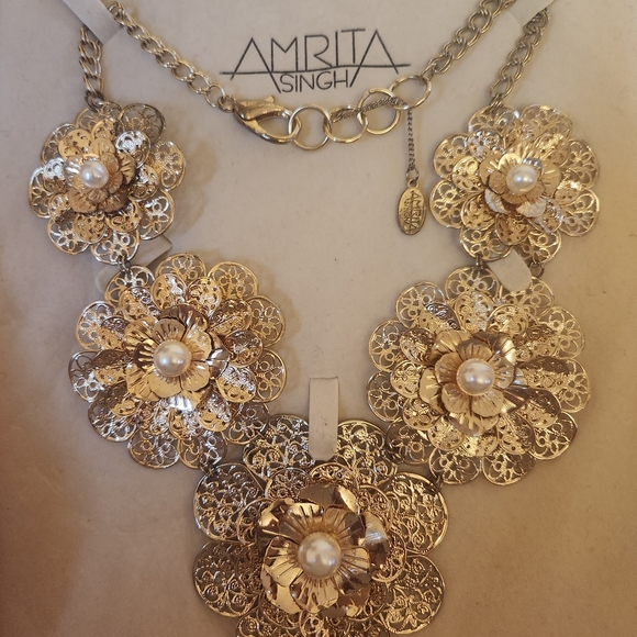 Amrita Singh Gold and Pearl Floral Bib Statement Necklace - Picture 3 of 4